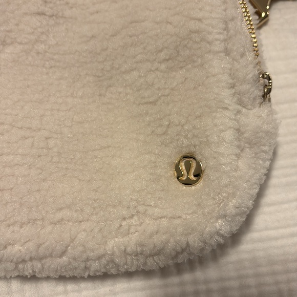 NWOT Lululemon Everywhere Belt Bag 2.0 fleece - Picture 3 of 6